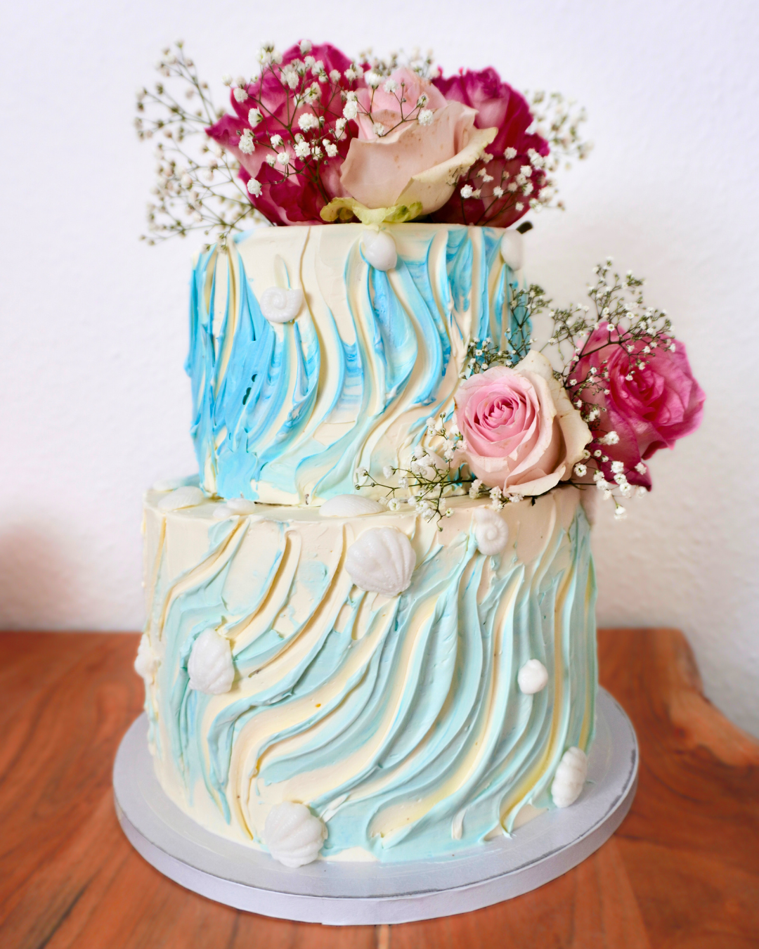 Kuchen mit blauen und weißen Wirbeln, dekorativ und ansprechend, auf einem weißen Teller präsentiert