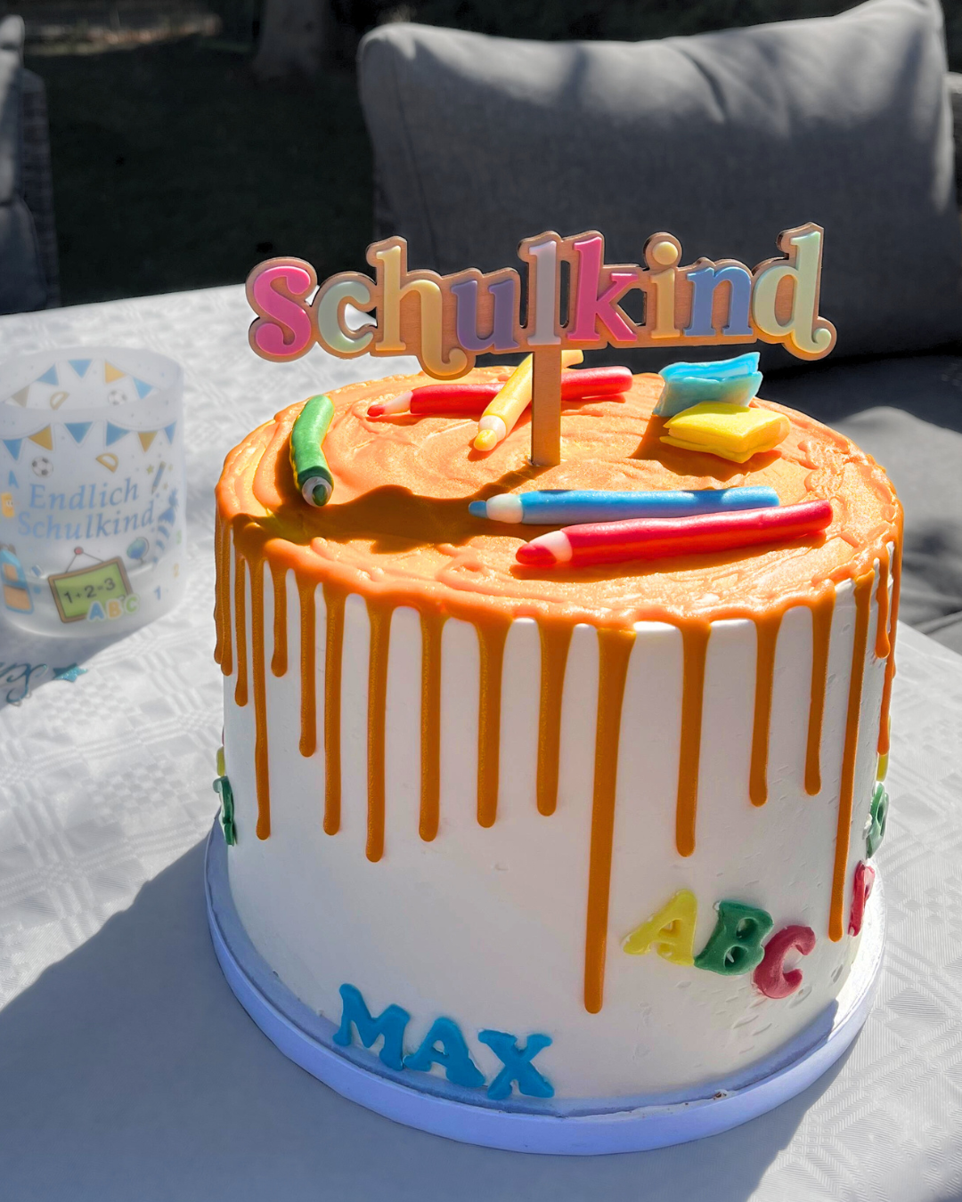 Süße Torte mit Zuckerguss-Tropfen, die speziell für das Schulkind Max entworfen wurde